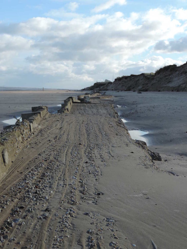 Sur la plage d'Utah-Beach, les vestiges se découvrent