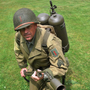 Reconstitution soldat US équipé d'un lance flamme